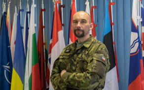 Praporčík Jaroslav Nábělek nastoupil do armády ve stejném roce, kdy se ČR stala členem NATO.