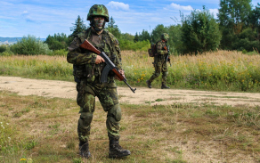 Svobodník Pavel Kaas při pěší patrole v rámci taktického výcviku.